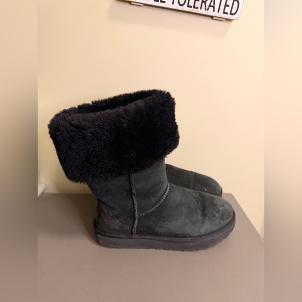 UGG CLASSIC CUFFABLE BOOTS, Women's Size 9, Pre-owned